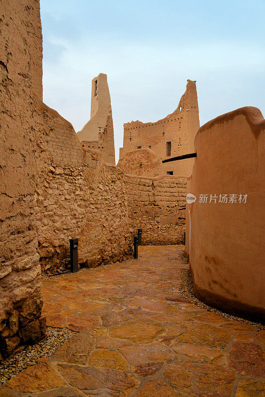 Ad Diriyah，位于沙特阿拉伯利雅得的At-Turaif区狭窄街道上的泥砖建筑，联合国教科文组织世界遗产